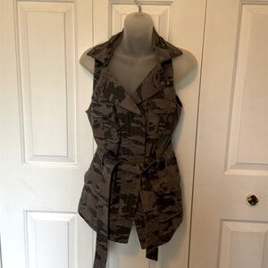 Camo Sleeveless Vest jacket Sz 12 belt and snap closure GUC B1015